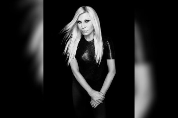 A sus 71 años, Donatella Versace se asocia con Revolve para conquistar a la generación Z