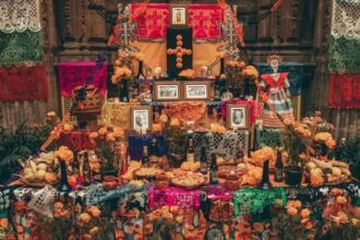 Elementos de la ofrenda de Día de Muertos y su significado: Guía completa 2026