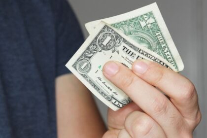 El dólar toca mínimos de 52 semanas este viernes 4 de septiembre en México