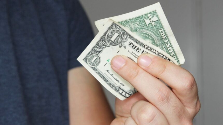 El dólar toca mínimos de 52 semanas este viernes 4 de septiembre en México