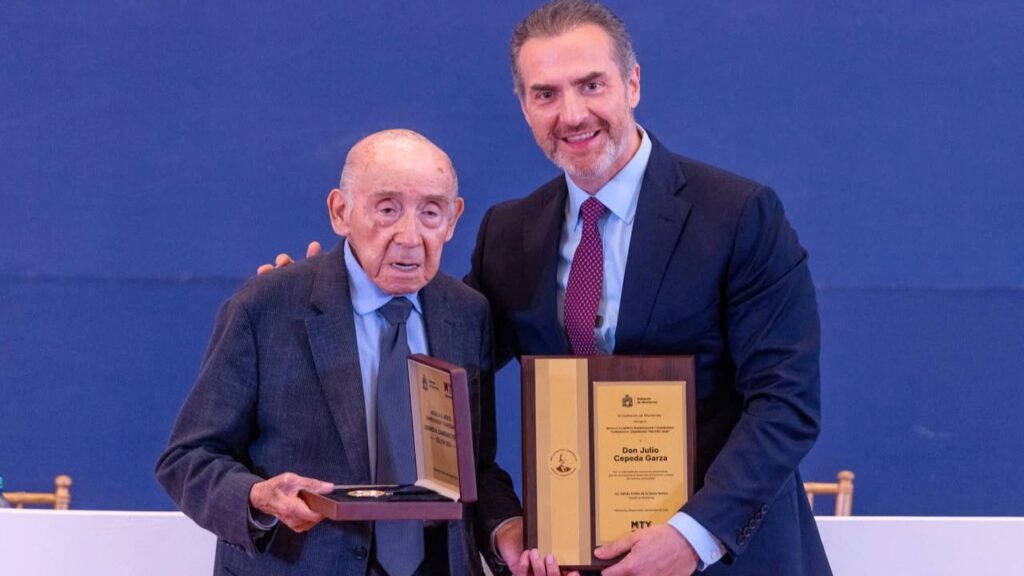 Monterrey reconoce a Julio Cepeda por su trayectoria empresarial