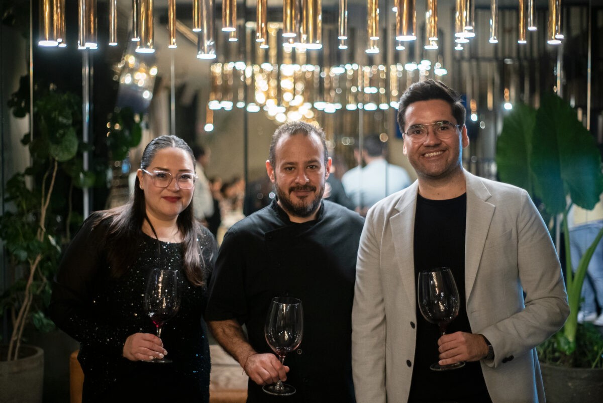 Sam Cepeda con Martha Mejía del Club de Vinos Marzel y Mauricio Montes de Oca, chef de Meet Restaurante Social Grill. Foto: Rosalina Estrada Medina.