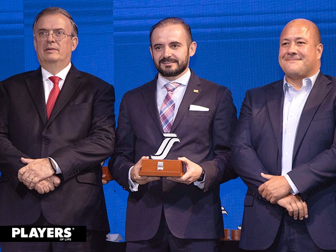 Francisco Javier Pelayo, de CREA Espacios y conceptos recibió el premio de los industriales