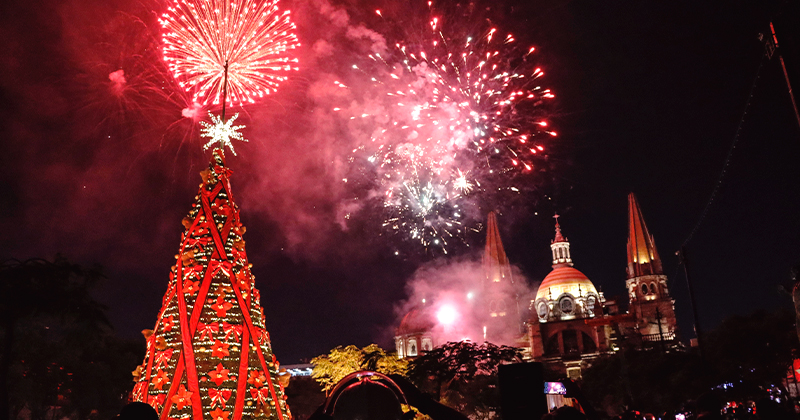 Comenzó el Festival Ilusionante con el encendido del árbol navideño en el Centro Histórico