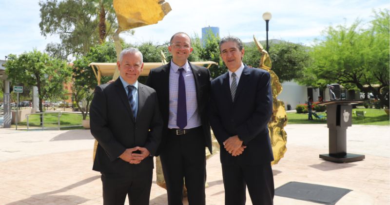 Inaugura el Tec campus Laguna escultura de Rogelio Madero