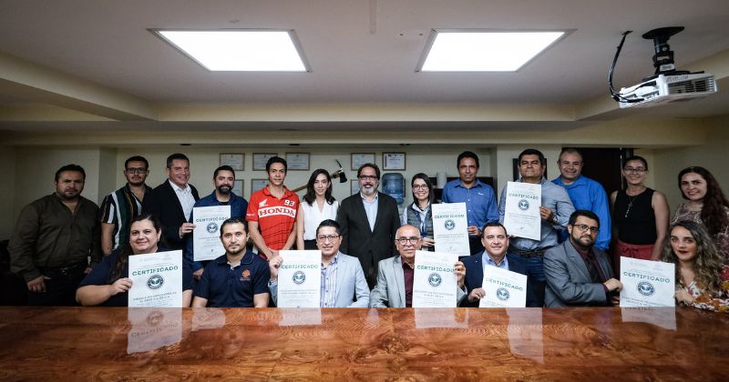 Empresas de Jalisco recibiendo la certificación PCAV