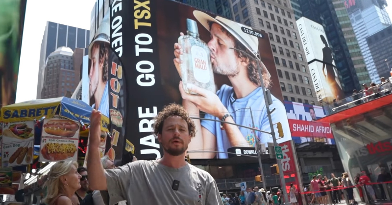 Luisito Comunica indicando cuánto cuesta anunciarse en Times Square con su tequila Gran Malo