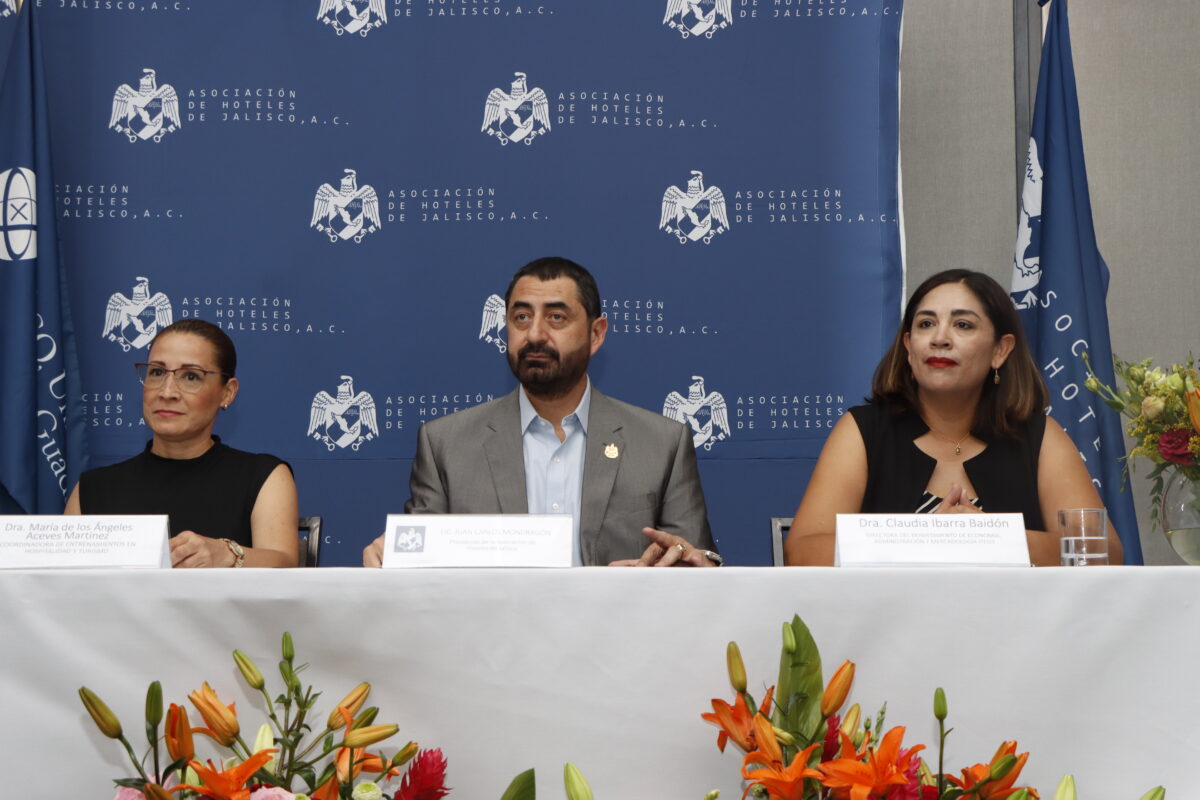 Líderes del sector turístico presentando los avances de los hoteles de Guadalajara