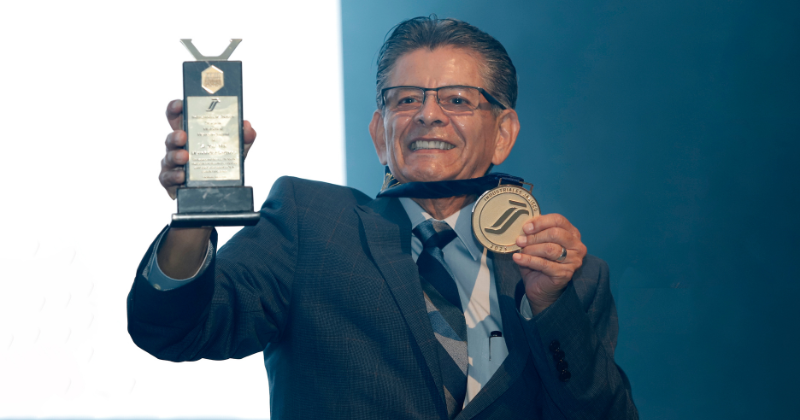 Entrega de la Medalla al Mérito Industrial 2023 a José María Hernández Sedano, fundador de Pollo Pepe