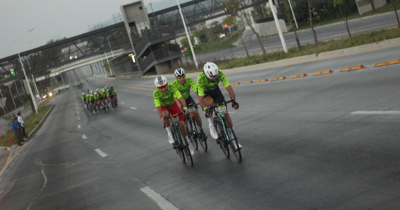 Ciclistas en la rodada del GFNY Zapopan 2023