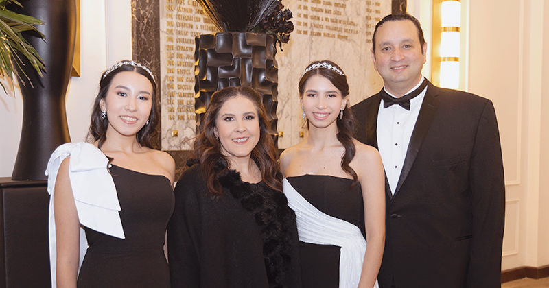Padres de Familia apoyando a las princesas en el Casino Monterrey