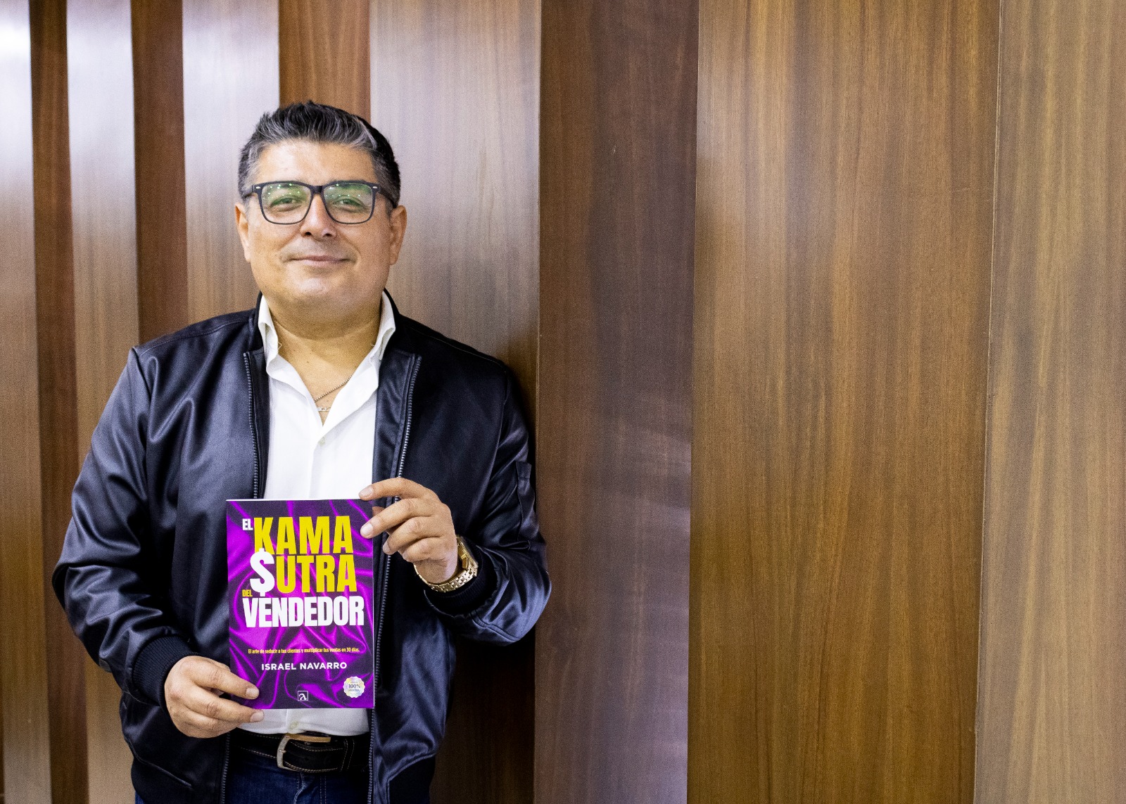  Israel Navarro Aguilar, lanza libro "El Kamasutra del Vendedor"