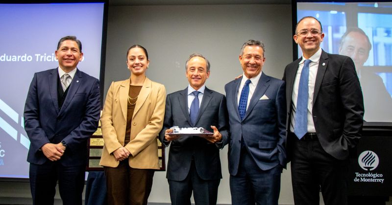 Eduardo Tricio Haro recibe premio EXATEC en Tec de Monterrey