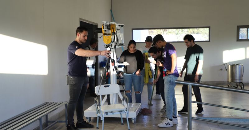 Estudiantes del Tec de Monterrey donan grúa terapéutica a APIN