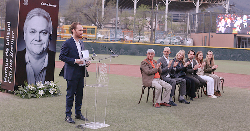 Develación de placa del nuevo nombre para el Parque de Béisbol Carlos Bremer