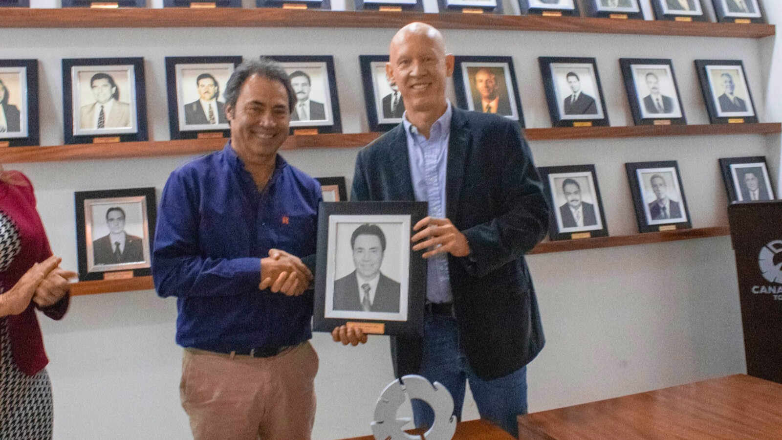 Fotografía de cortesía sobre el reconocimiento de Canacintra Torreón al expresidente Carlos González Silva.
