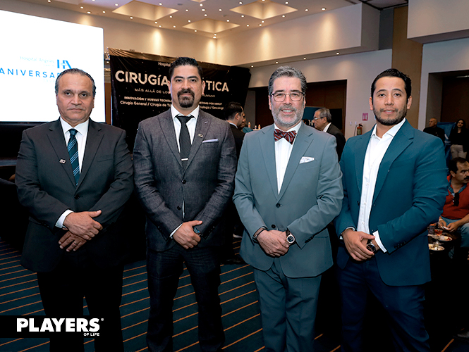 Primer equipo quirúrgico de cirugía robótica: Jorge Emilio Murra, Gerardo González, Raúl Domínguez y David Martínez.