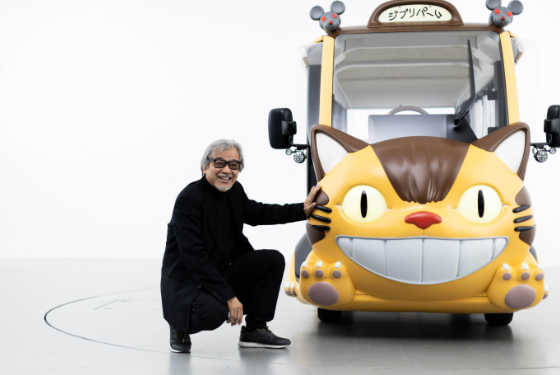 Hayao Miyazaki creador de Studio Ghibli junto al Cat Bus de Toyota