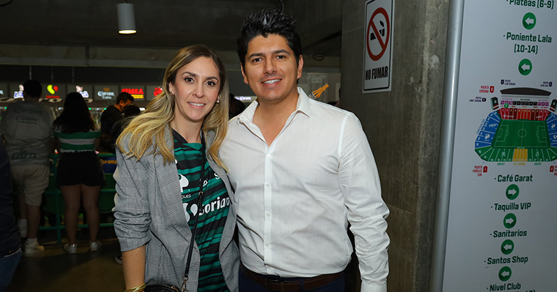 Mariana Álvarez y Diego Armando González en el partido de Santos Laguna contra América en Torreón.