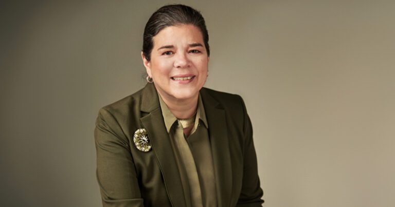 Retrato público de Sonya Santos Garza