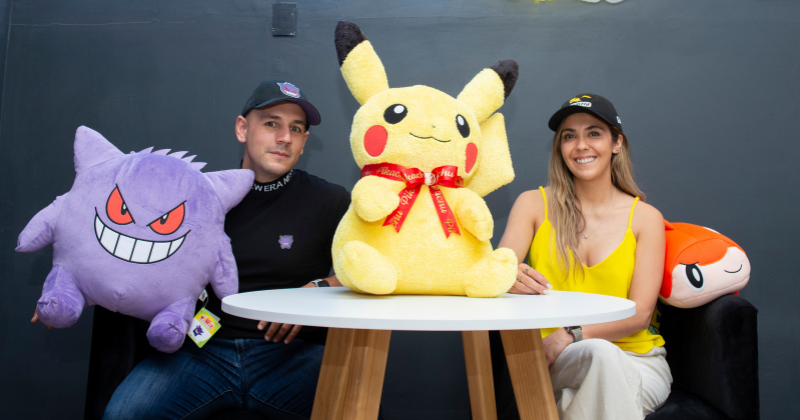 Luis Carlos Sánchez y Andrea Hernández, fundadores de Kid's Stop Pokemon en Guadalajara