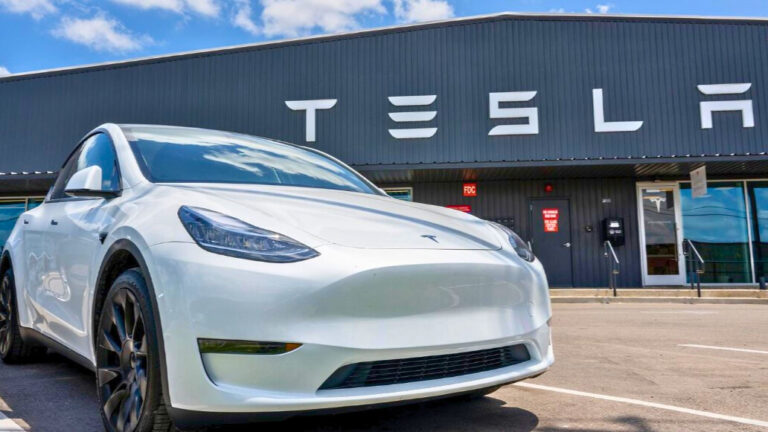 Elon Musk, CEO de Tesla, anunció planes de vehículos más asequibles a finales de este año, pero, actualmente, ¿cuánto cuesta tener un Tesla?