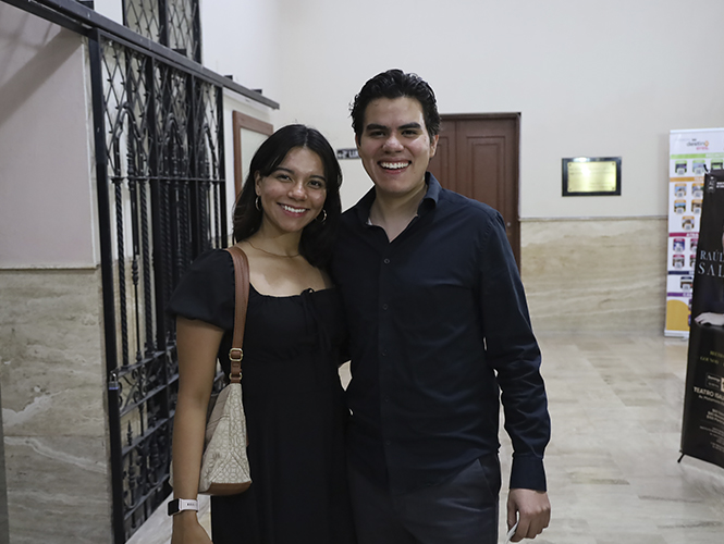 Nicole Contreras y David Sicairos.