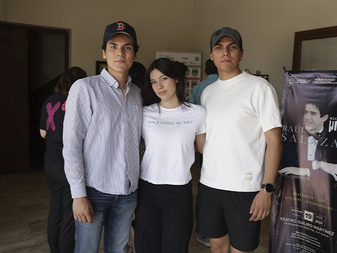 Mauricio, Mariana y José Chávez.