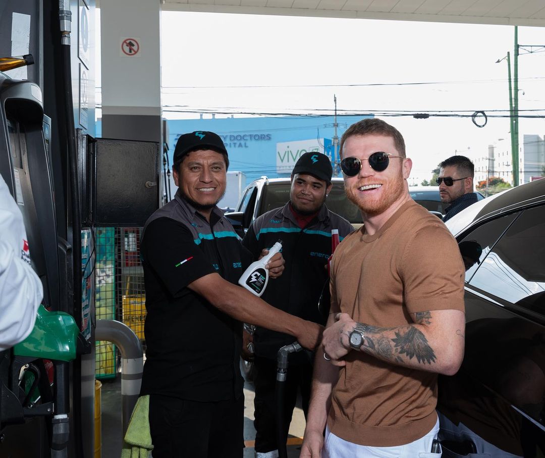 Canelo Álvarez visitando la gasolinera Canelo Energy