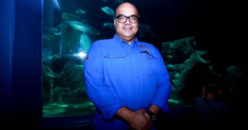 Ricardo Aguilar director del acuario michin guadalajara en su recorrido