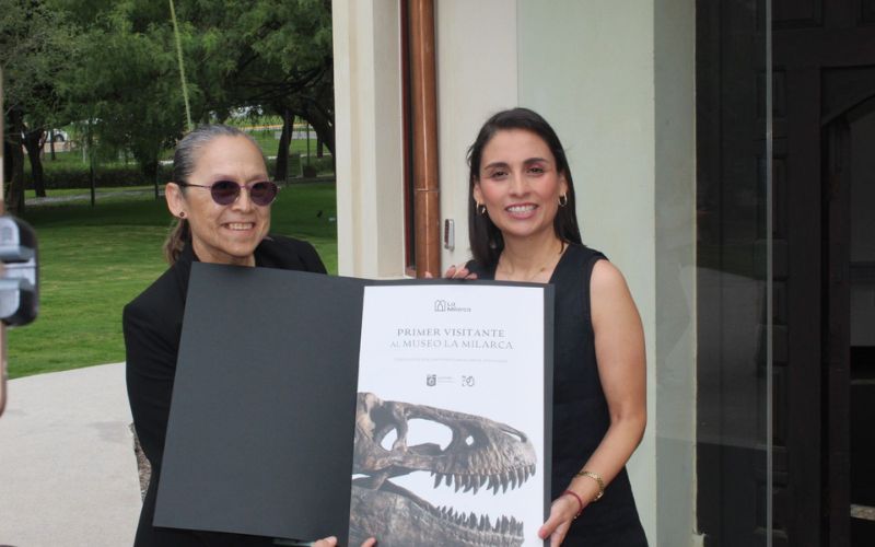 Martha Cornejo, primera visitante del Museo La Milarca y Melissa Segura, secretaria de Cultura de Nuevo León.