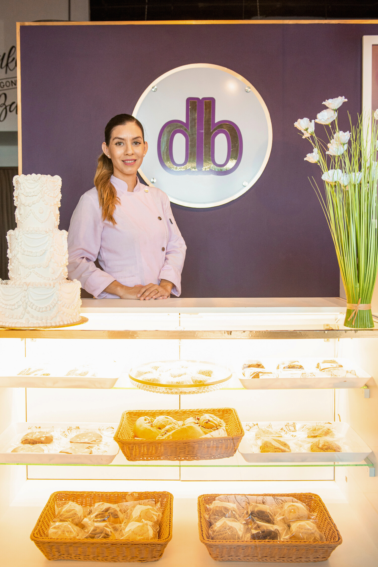 Diana Bazúa inició su camino formal dentro de la repostería a los 15 años. Hoy, con 36 años de edad, es dueña de su propia marca: DB Repostería.