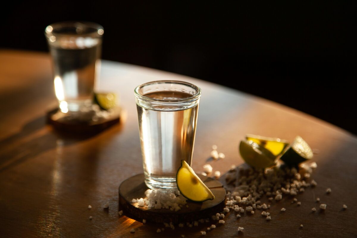 Caballito de tequila son sal y limón, bebida tradicional en el Día Internacional del Tequila en Jalisco