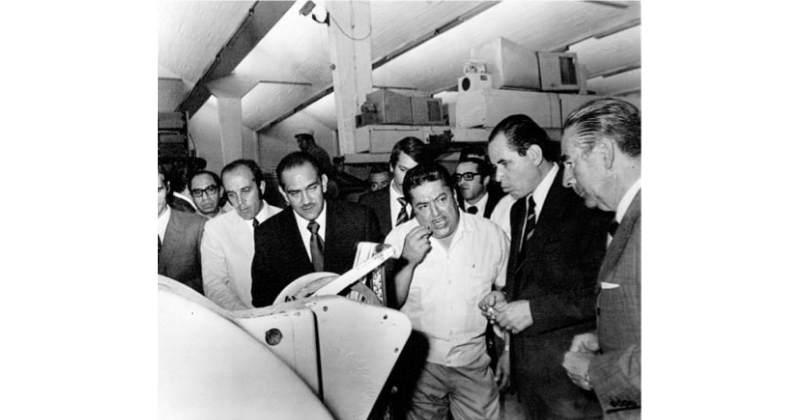 El empresario Miguel Montes supervisando la producción de dulces mexicanos.