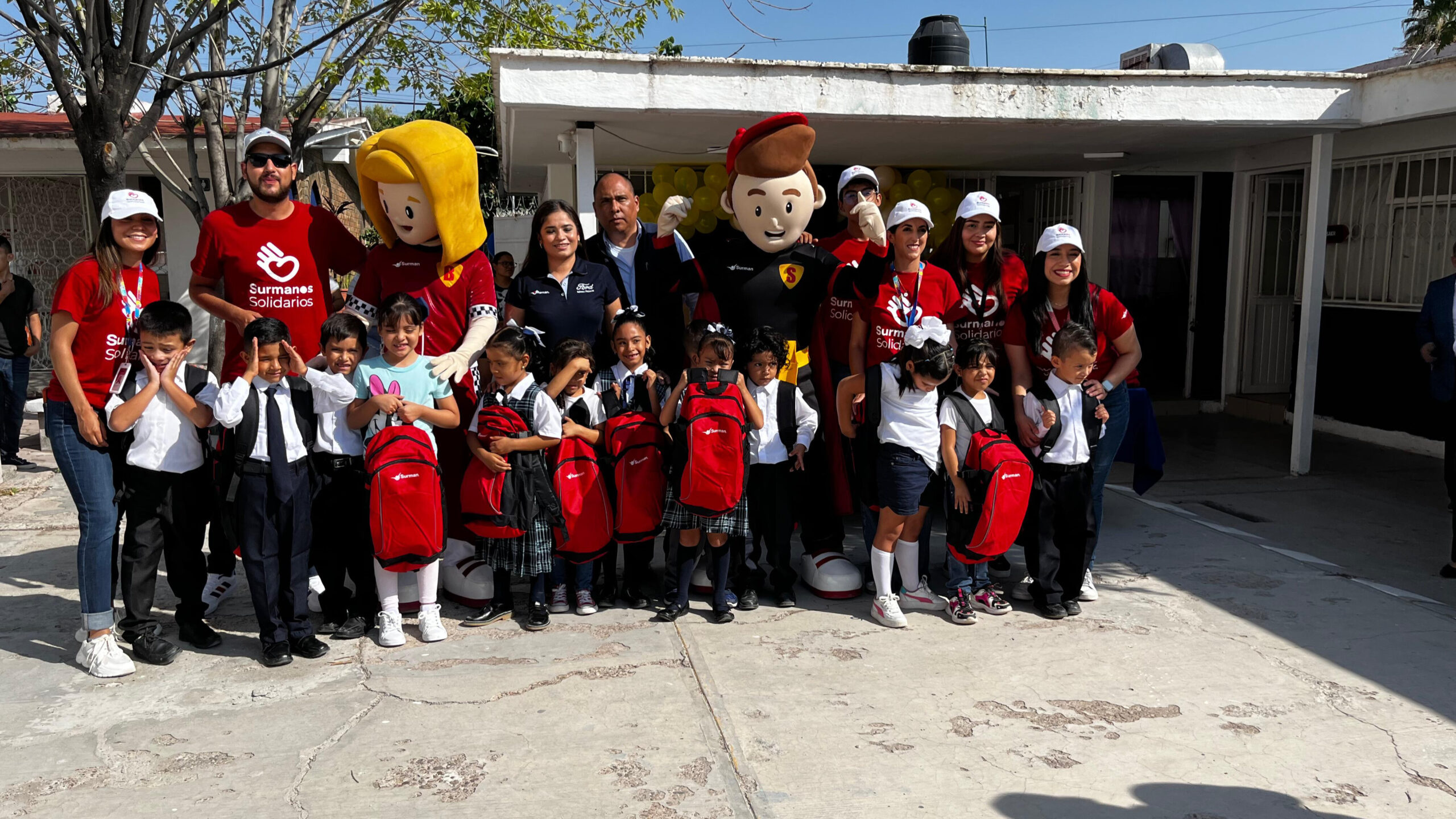 Surmanos Solidarios entrega útiles escolares en Gómez Palacio