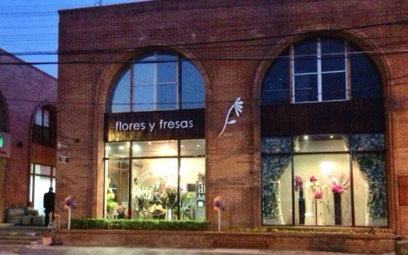 Fachada de Flores y Fresas