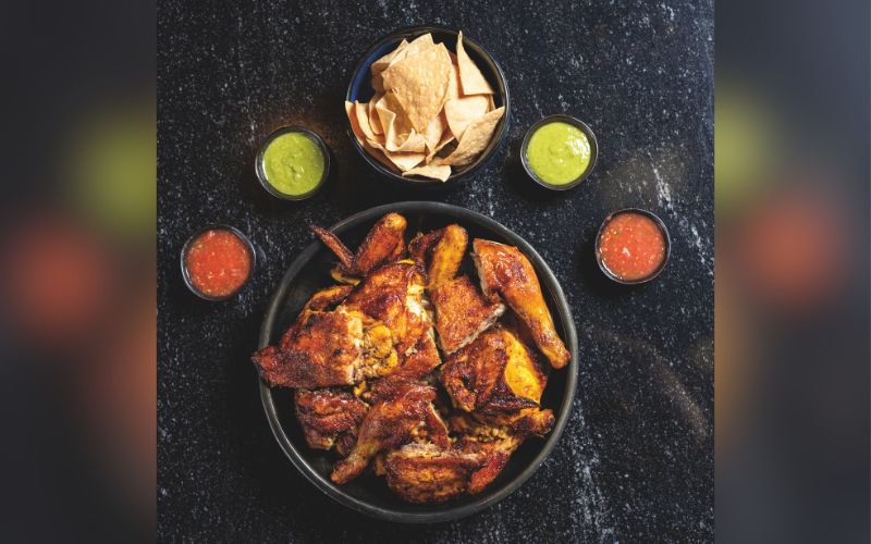 Tradicional Pollo Loco con totopos, salsa roja y verde