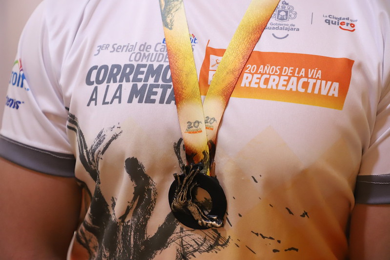 medalla playera y ruta de la carrera en la vía recreactiva guadalajara