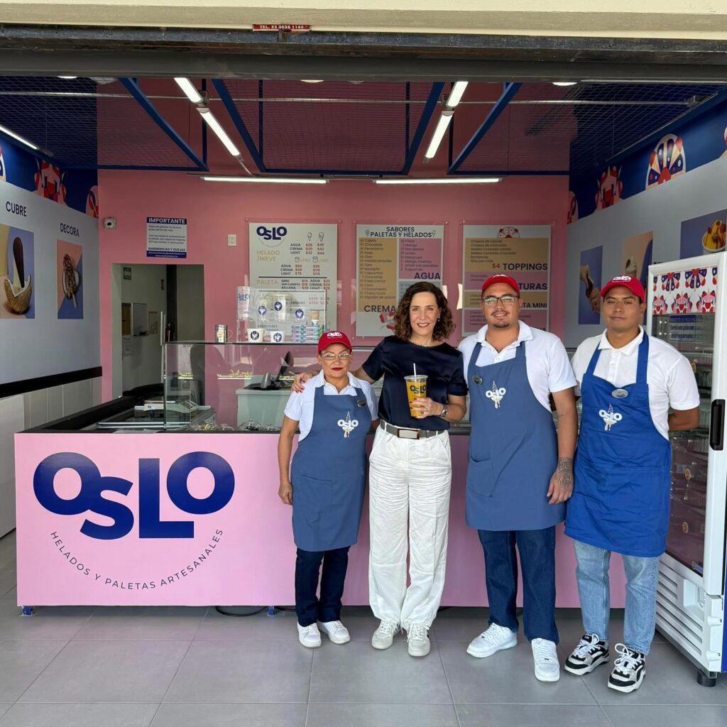 marisa lazo en la tercera tienda de helados