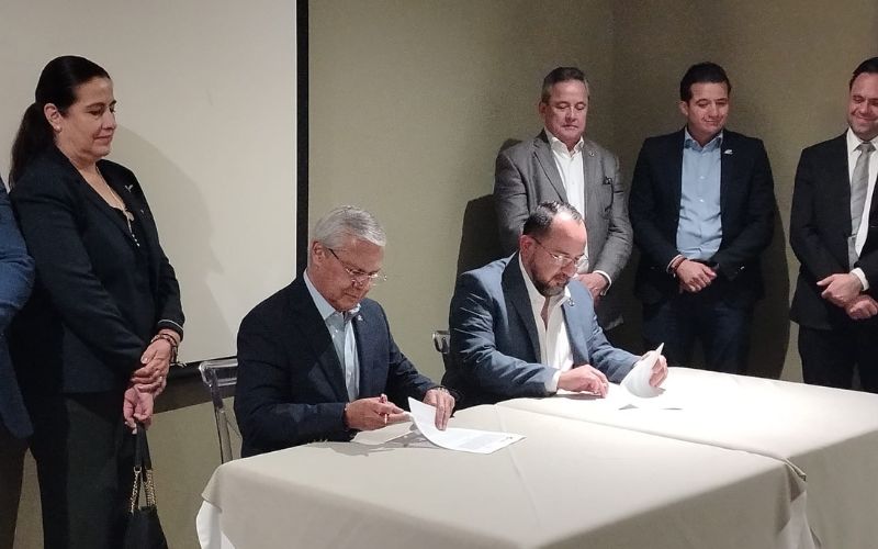 Firma de convenio entre IMEF y Colegio Nacional de Corredores Públic