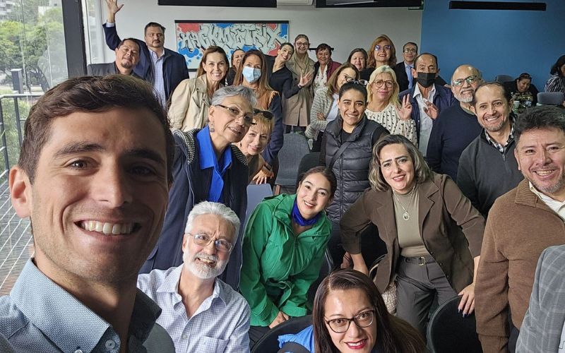 Vicente Mondaca junto a su equipo de trabajo en CDMX