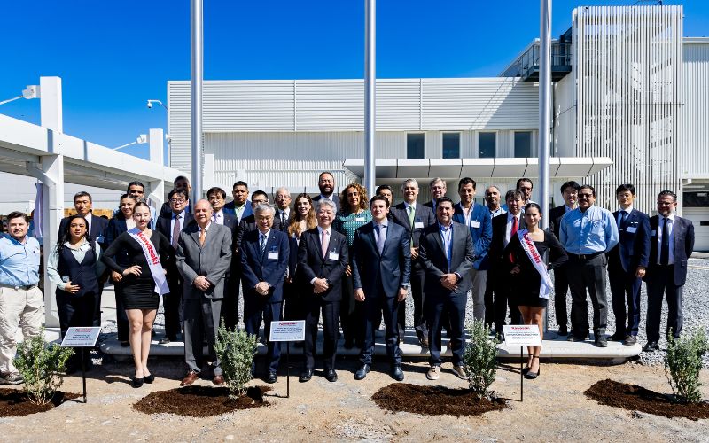 Durante la ceremonia de inauguración de la planta, se realizó una siembra de árboles