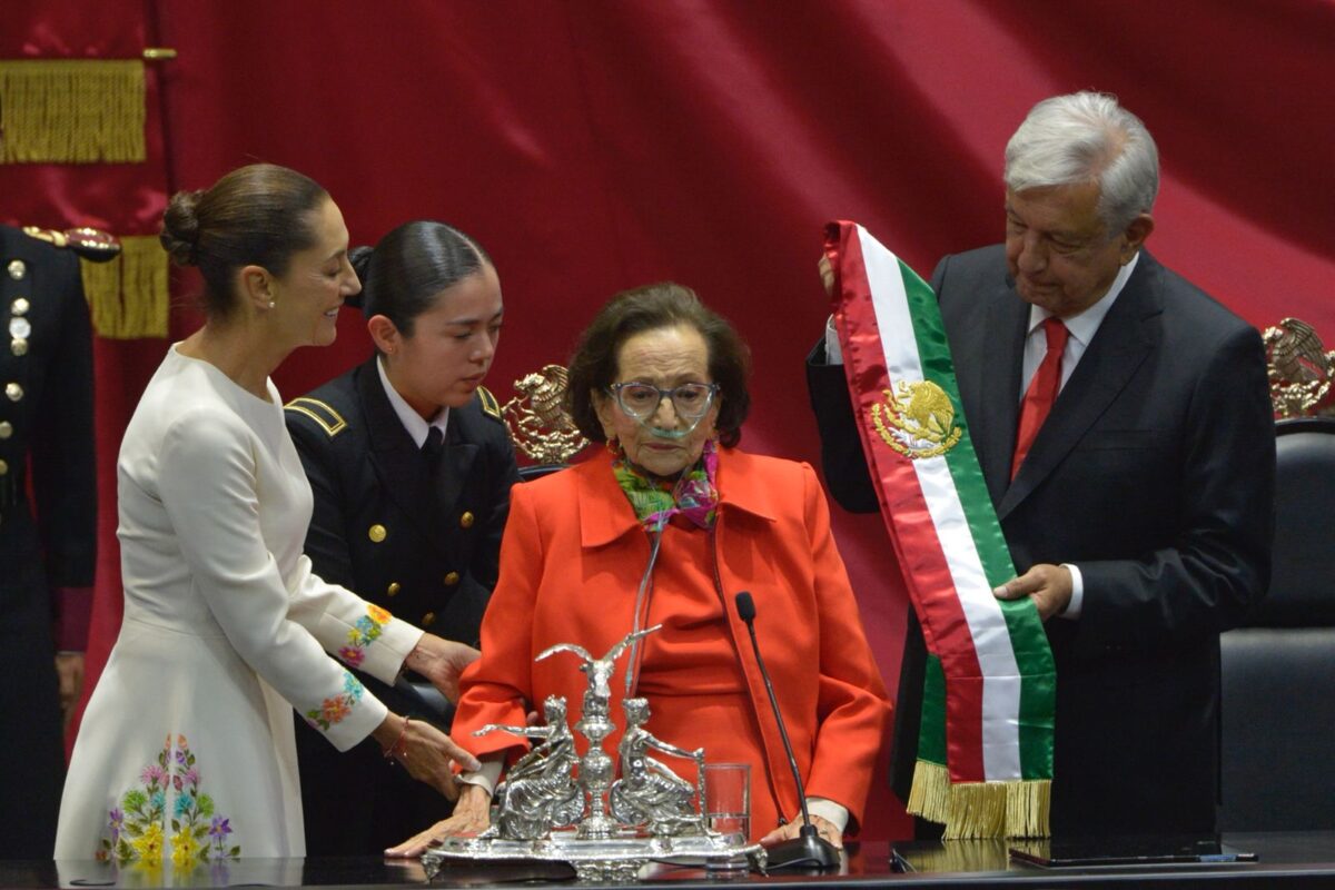 AMLO entrega Banda Presidencial a Ifigenia Martínez para darla a Sheinbaum Pardo