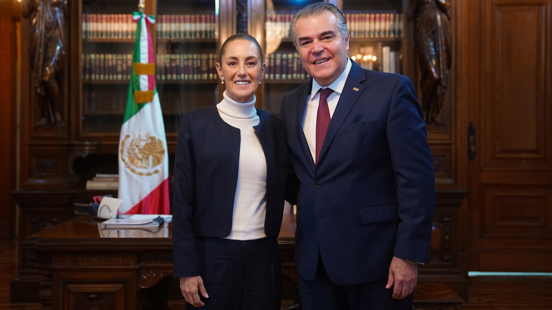 Sheinbaum se reúne con el dirigente de la CCE en Palacio Nacional