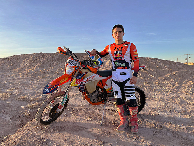 Santiago practica Motocross desde los 5 años