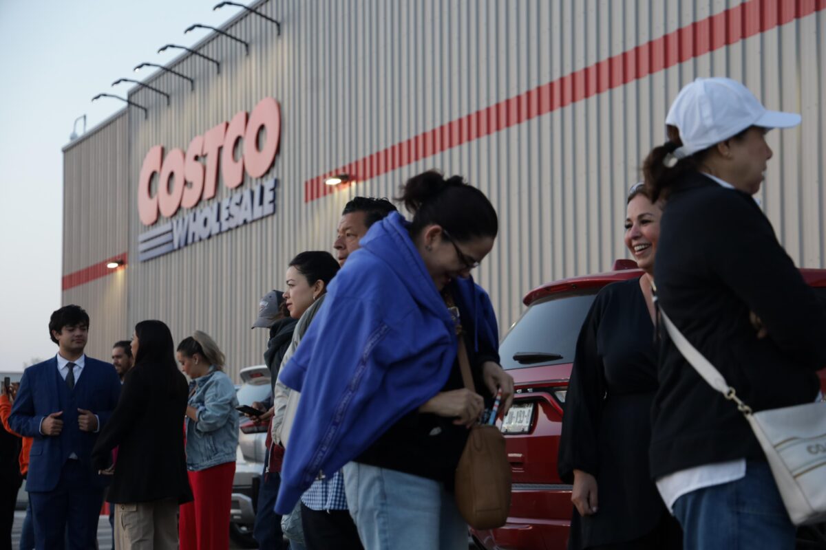 Laguneros madrugan para entrar a Costco Torreón