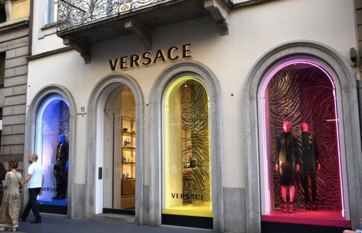 Versace podría ser adquirida por Prada