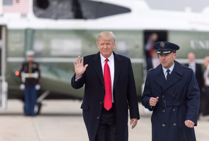 Trump pidió a los empresarios a fabricar los prductos en Estados Unidos y así evitar los aranceles. (Foto: @POTUS45)