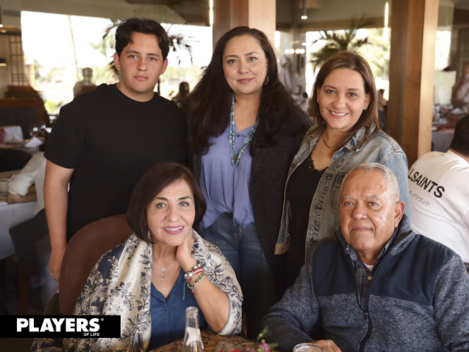 Diego, Karla, Carola, Carlos, y Conchis.