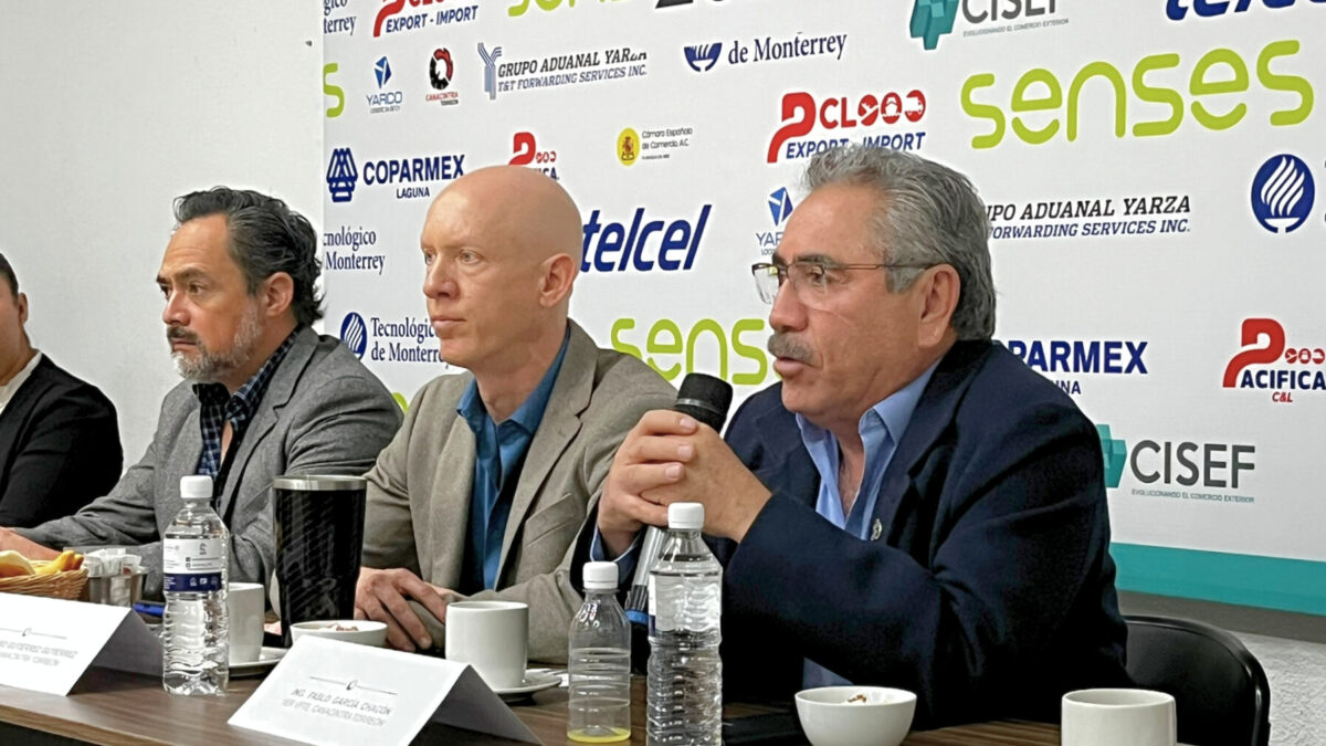 Alejandro Gutiérrez, presidente saliente, junto con Pablo García Chacón, próximo presidente de CANACINTRA Torreón.